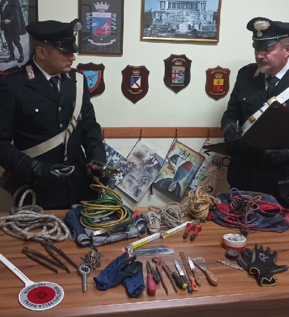 carabinieri sequestro attrezzi